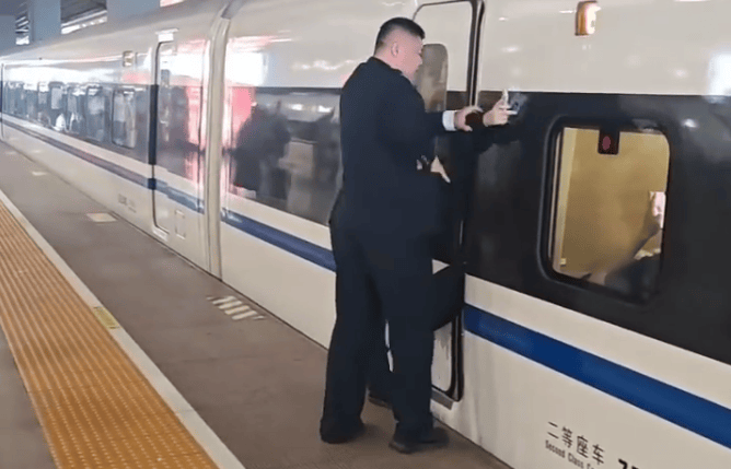 高铁站又有旅客扒车门?铁路上海站最新回应