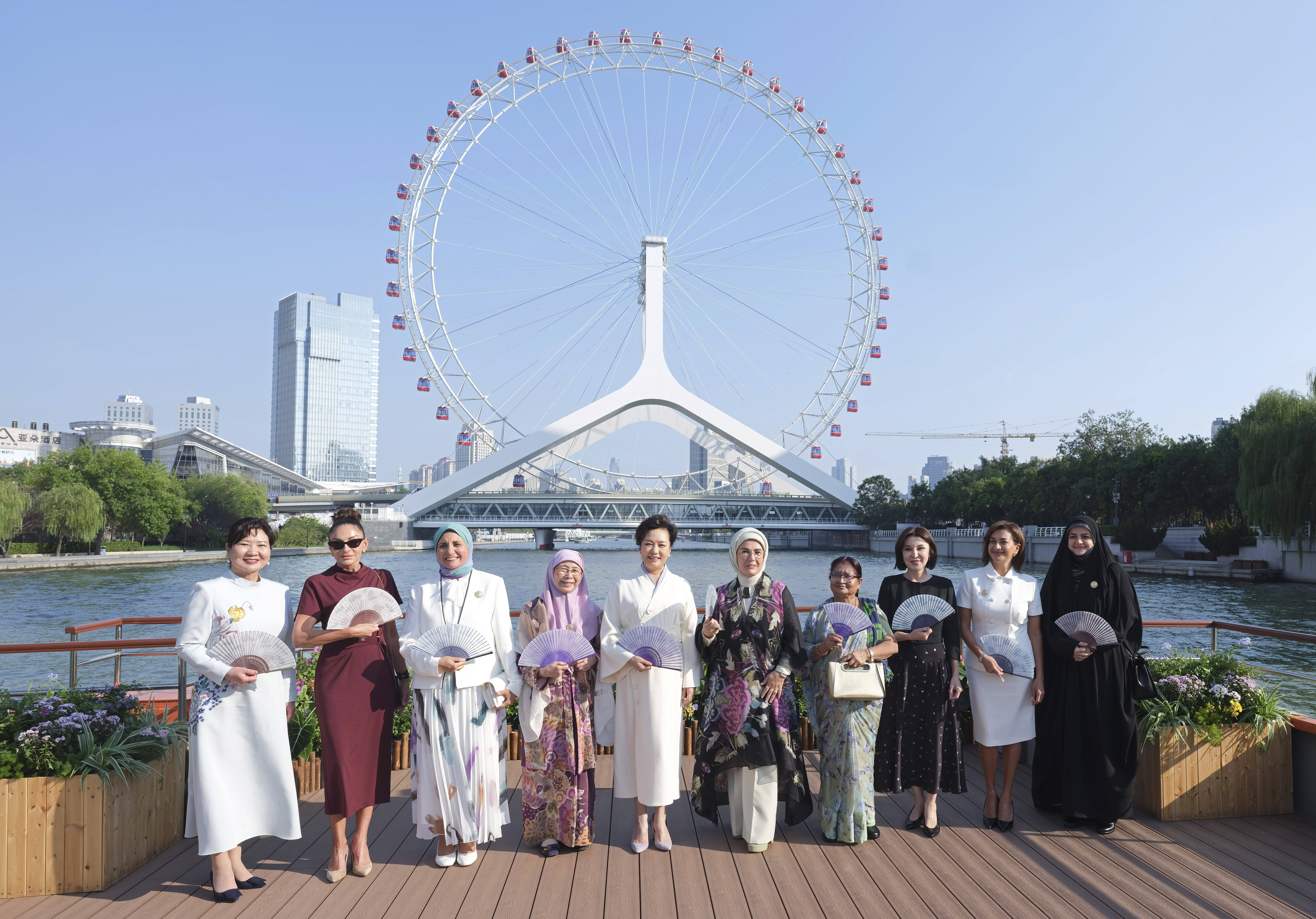 上合组织天津峰会｜彭丽媛同出席2025年上海合作组织峰会外方领导人夫人游览天津海河