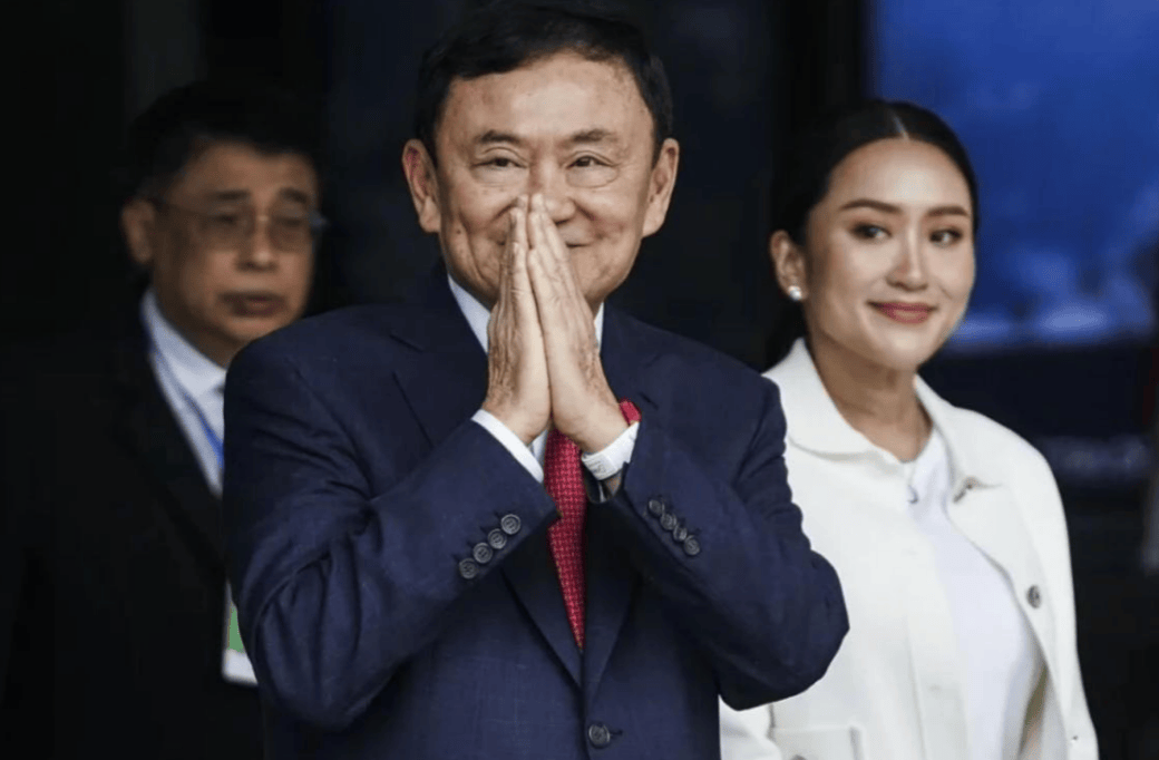 76岁的他信,再度被判入狱,走投无路的佩通坦,向泰国王室“表忠心”