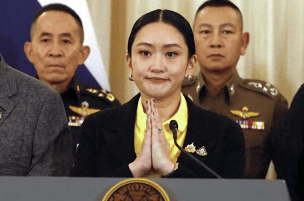 76岁的他信,再度被判入狱,走投无路的佩通坦,向泰国王室“表忠心”