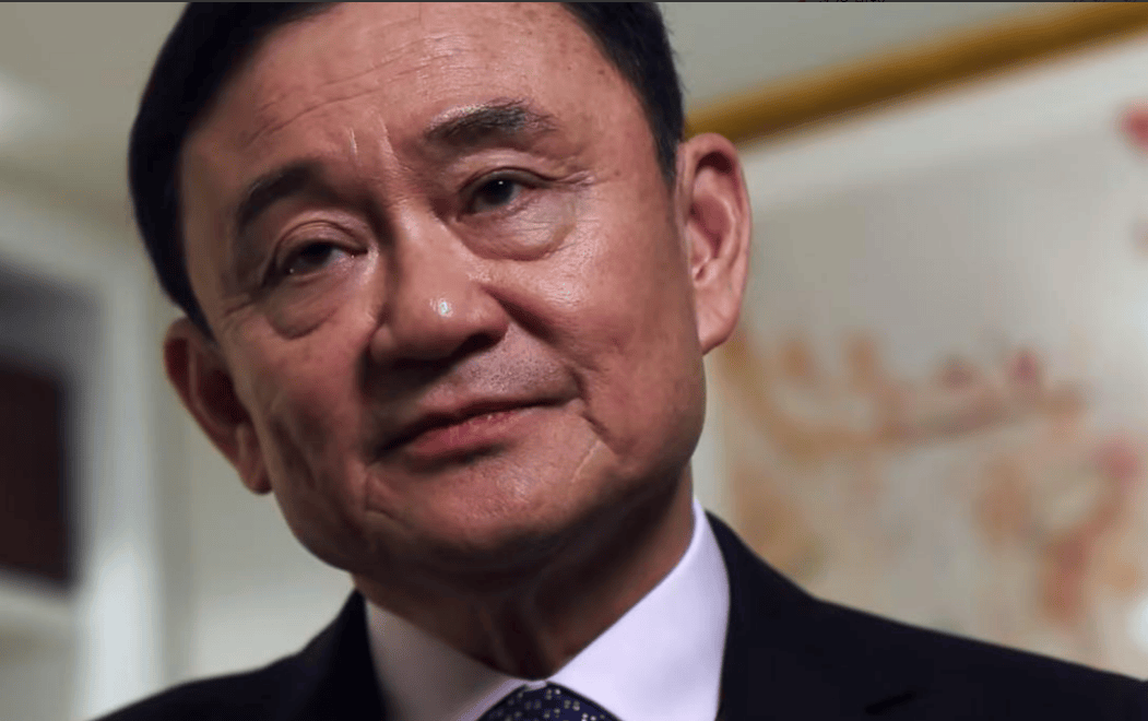 76岁的他信,再度被判入狱,走投无路的佩通坦,向泰国王室“表忠心”